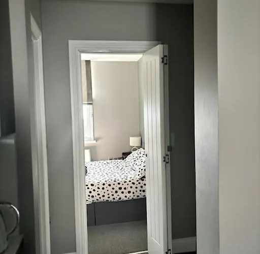 The One-Bedroom Central Brighton Retreat